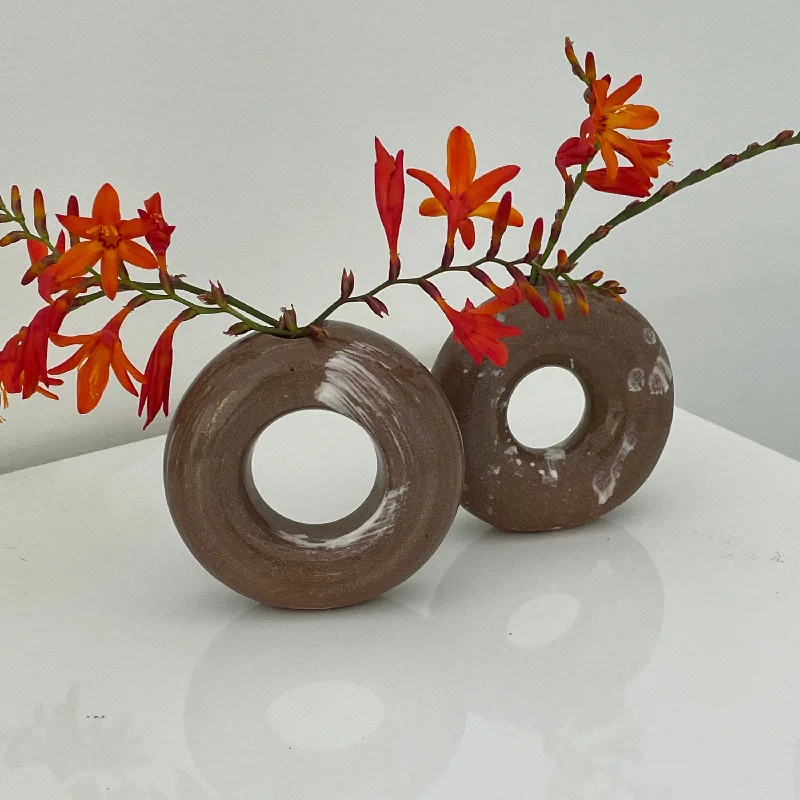 artistic floor-standing flower vase -Donut vase in Brown and White